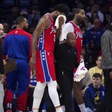 Joel Embiid, qui se tient le visage, souffre d'une fracture des sinus KEYSTONE/AP/Chris Szagola